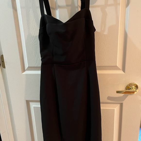 Selling a simple black dress made by Black Halo size 6 runs small excel. Cond. - Picture 1 of 4